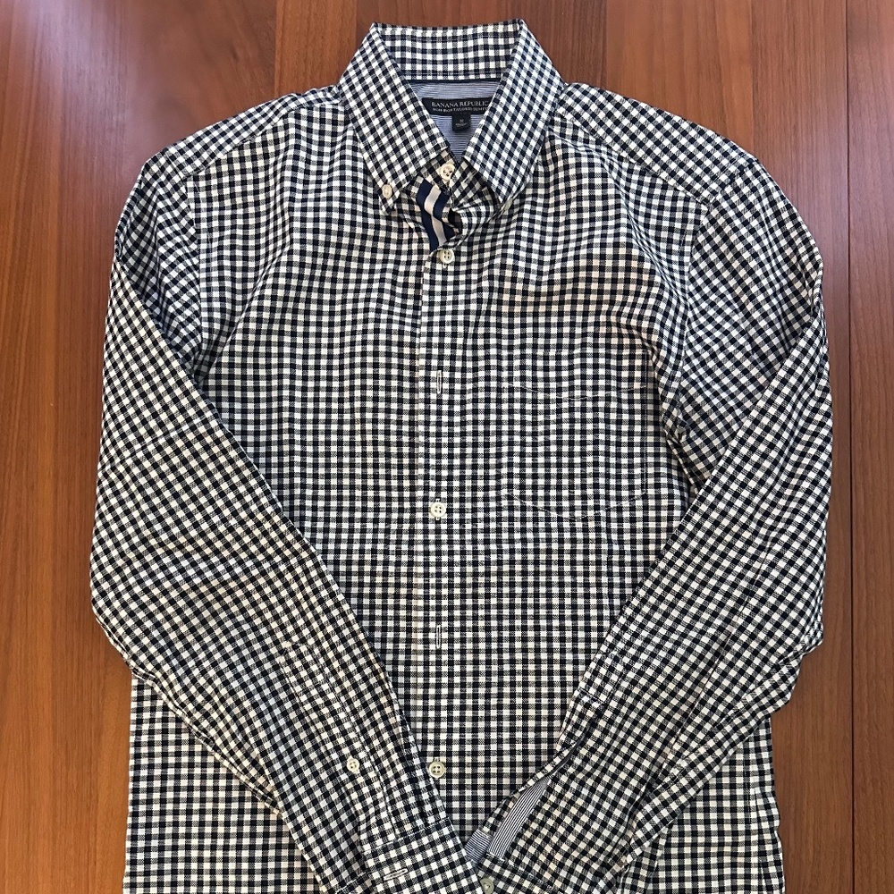 Banana Republic Men's Tailored Slim Fit Button Down Size: Small